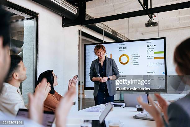 presentación empresarial en una oficina moderna con líder presentando datos a un equipo comprometido - presentación de diapositvas fotografías e imágenes de stock