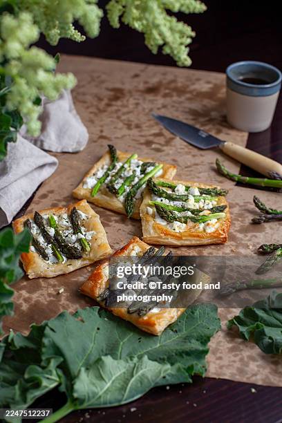 puff pastry pies with feta and asparagus filling - comida salada fotografías e imágenes de stock