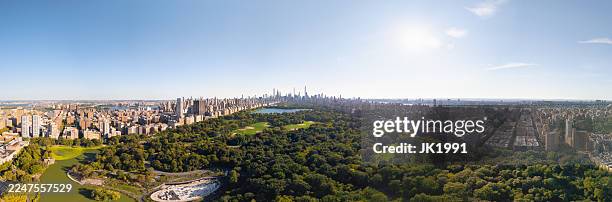 panoramablick auf die skyline von manhattan über dem central park im morgenlicht. new york, usa. - high dynamic range imaging stock-fotos und bilder