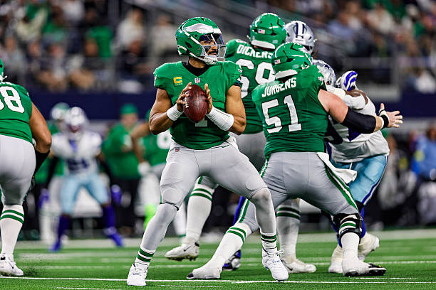 Philadelphia Eagles quarterback Jalen Hurts looks downfield for an open receiver during the game between the Dallas Cowboys and the Philadelphia...