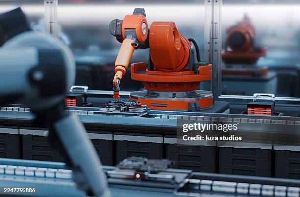 brazo robótico industrial ensamblando una placa base en una línea de producción de alta precisión en una fábrica de placas base - automatizado fotografías e imágenes de stock