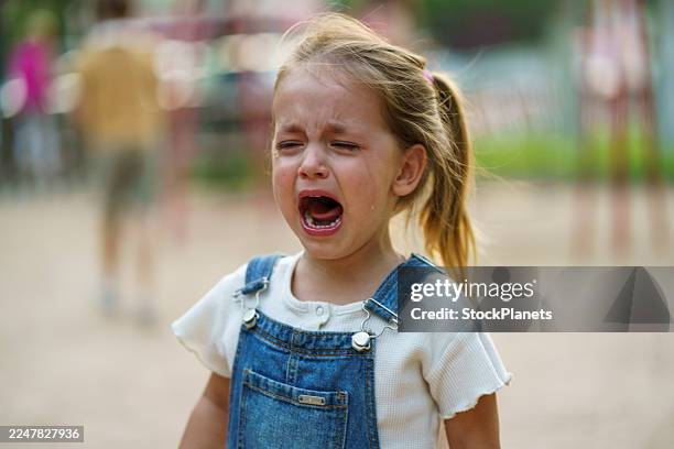 petite fille qui pleure dehors en pleine crise émotionnelle. - larme photos et images de collection