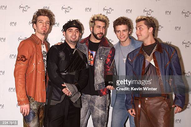 Backstage with award at the 28th Annual American Music Awards at the Shrine Auditorium in Los Angeles Monday, Jan. 8, 2001. Photo by Kevin...