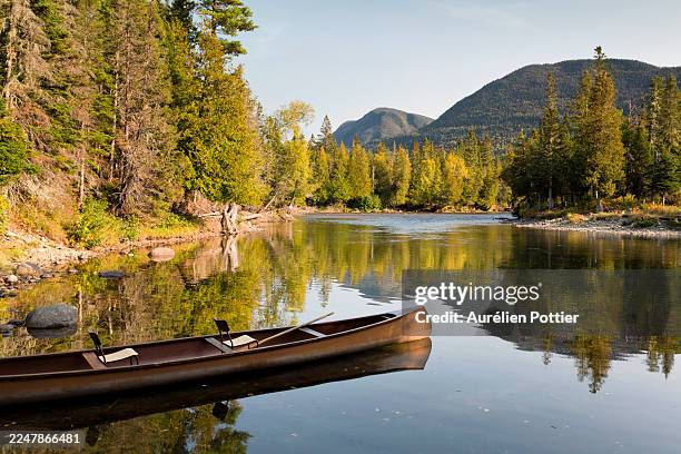 parc national de la gaspésie, la grande fosse, canoe - parc national de la gaspésie stock pictures, royalty-free photos & images