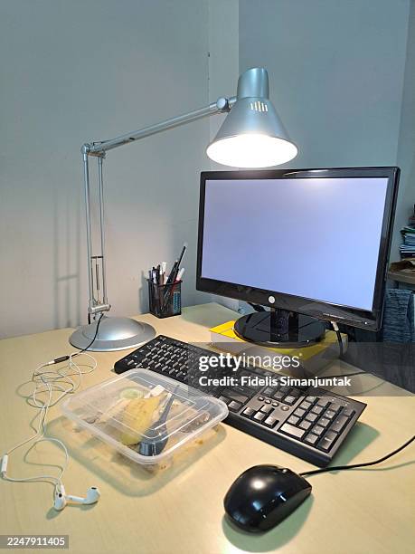realistic home office desk setup with computer, lamp, and lunch container - alfombra raton fotografías e imágenes de stock
