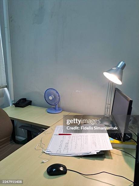 a desk with computer monitor in home office workspace - alfombra raton fotografías e imágenes de stock