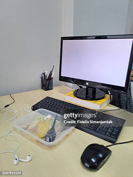 clean office desk with keyboard, mouse and packed lunch - alfombra raton fotografías e imágenes de stock