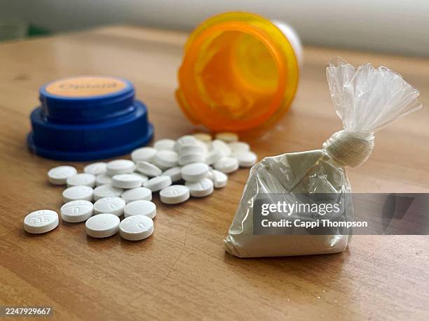 fentanyl powder with oxycodone pills - mdma stock pictures, royalty-free photos & images