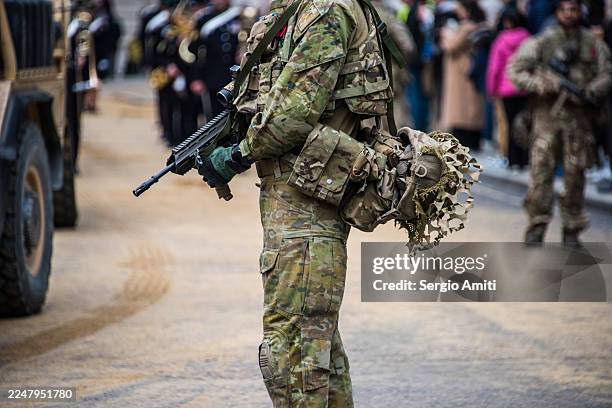 soldier with rifle and camouflage netting bundle at lord mayor’s show in city of london - uk army stock pictures, royalty-free photos & images