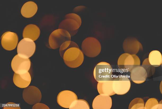 warm golden holiday bokeh lights background - iluminación gobo fotografías e imágenes de stock