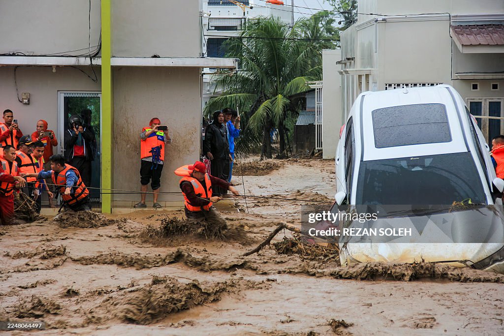 TOPSHOT-INDONESIA-FLOOD