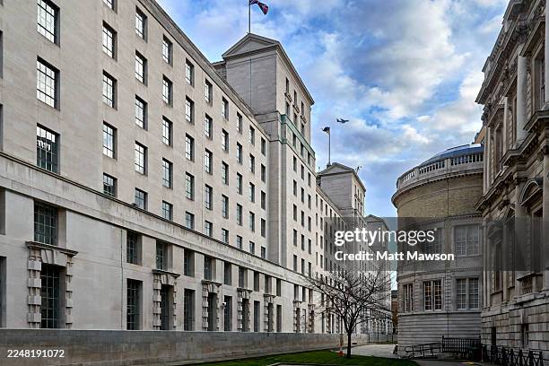 the british ministry of defence building and london banqueting house on horse guards avenue whitehall london england uk - mod stock pictures, royalty-free photos & images
