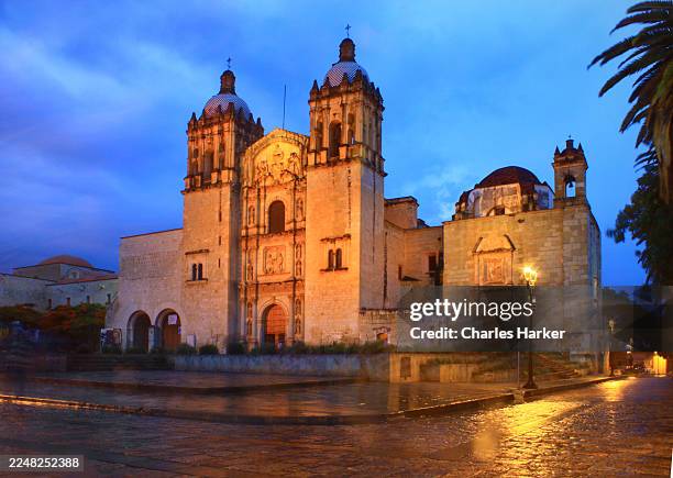 the church and convent of santo domingo de guzmán in the city of oaxaca de juárez - barroco imagens e fotografias de stock