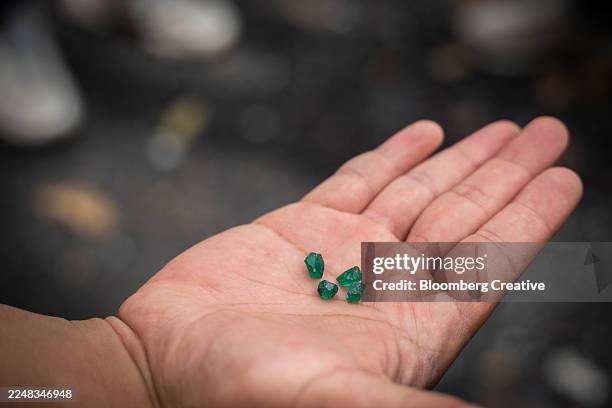 raw emeralds - smaragd stockfoto's en -beelden