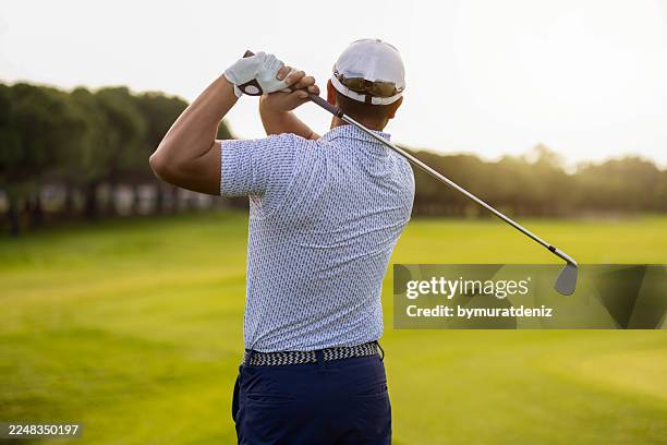 seguimiento del swing del golfista - golf fotografías e imágenes de stock