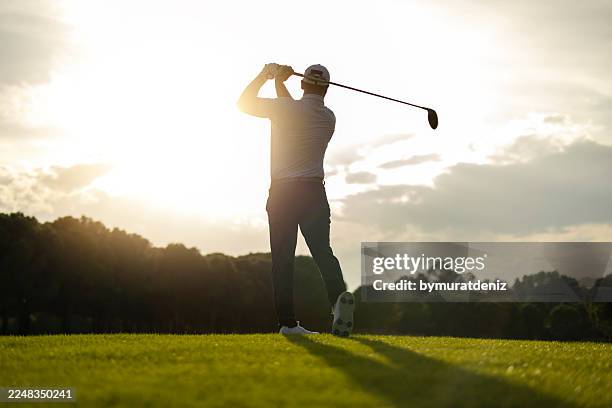 golfer at sunrise - golfista imagens e fotografias de stock