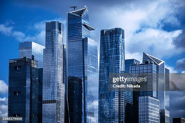 modern glass skyscrapers in new york city, nyc, usa - wolkenkrabber stockfoto's en -beelden