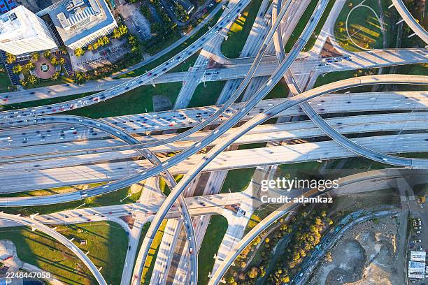 foto aérea de arriba del intercambio high five en dallas, texas - complejidad fotografías e imágenes de stock