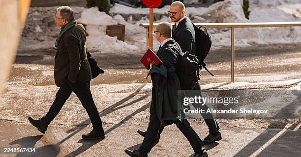 men walking on icy street in davos - diplomacia imagens e fotografias de stock