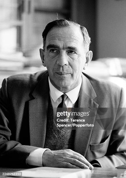 Dr OS Heyns, a South African obstetrician who developed his abdominal decompression apparatus which acted as a vacuum chamber enclosing the abdomen...