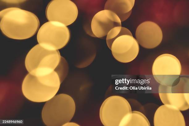 warm golden holiday bokeh lights background - iluminación gobo fotografías e imágenes de stock