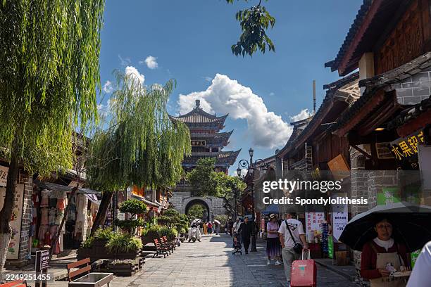 sunny day in dali old town - yunnan province stock pictures, royalty-free photos & images