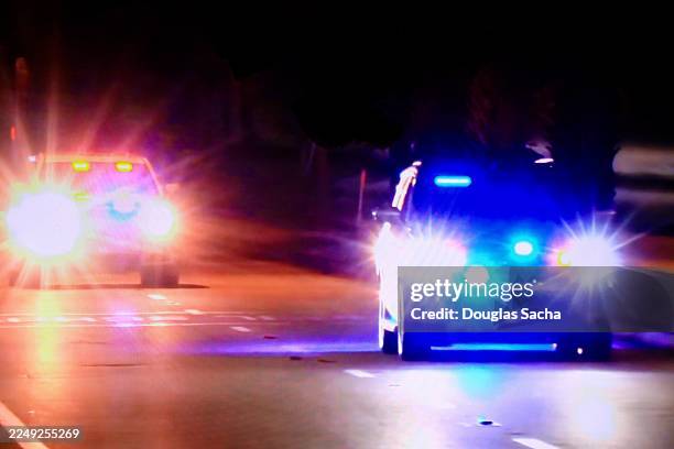 nightime police traffic stop - responsabilidad policial fotografías e imágenes de stock