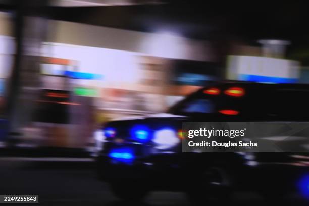 cop car on a high speed pursuit - responsabilidad policial fotografías e imágenes de stock