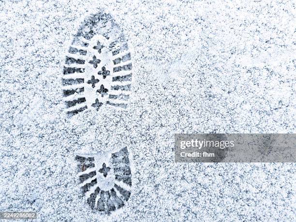 shoeprint in the snow - huella de zapato fotografías e imágenes de stock