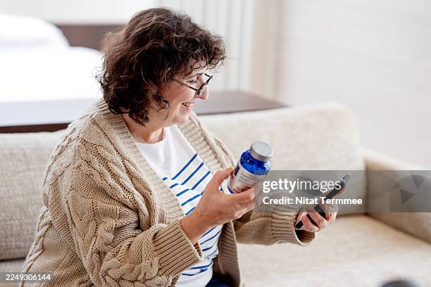 medication management is crucial for older adults, especially those who take multiple prescriptions for various conditions. telemedicine assists with medication reconciliation, ensuring seniors take the right medications at the correct times. - ictus fotografías e imágenes de stock
