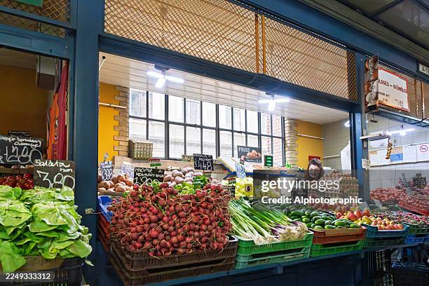 verduras frescas como zanahorias, cebolletas, rábano daikon y coliflor expuestas en un puesto al aire libre en el mercado de tailandia - puesto de mercado agrícola fotografías e imágenes de stock