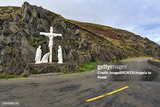 crucifixion scene on the cliffs, slea head drive, dingle peninsula, kerry, wild atlantic way, ireland - slea head stock pictures, royalty-free photos & images