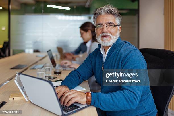 cadre supérieur participant à une réunion collaborative - retraités qui travaillent photos et images de collection