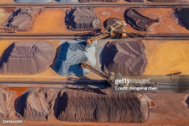 vista aérea del centro de distribución de mineral metálico y de la maquinaria operativa - minería fotografías e imágenes de stock