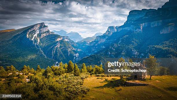paisaje montañoso idílico en los pirineos en españa - cañón de añisclo - pirineos fotografías e imágenes de stock