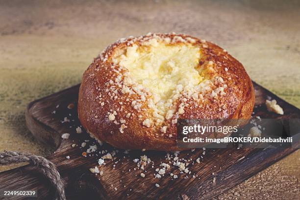 bun with cottage cheese, pastries, cheesecake, no people - süßgebäck teilchen stock-fotos und bilder