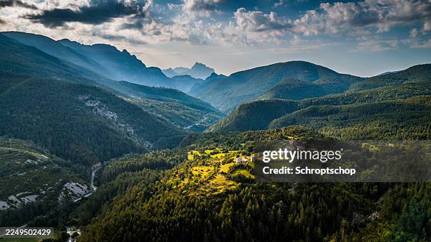 vue aérienne de la vallée de la montagne luxuriante au lever du soleil - images de drones dans un paysage naturel pittoresque - aragon photos et images de collection