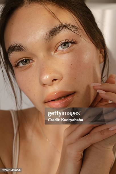 close-up portrait of a woman with clean, moist skin in the sunlight - caratteristica della pelle foto e immagini stock