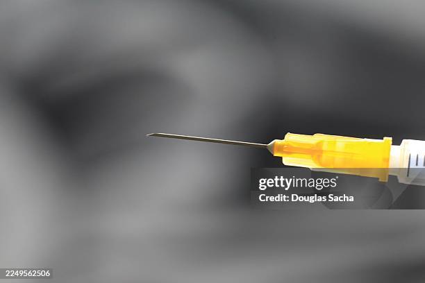 sharp needle - aplatir la courbe photos et images de collection