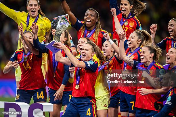 Irene Paredes of Spain lifts the trophy during the ceremony and celebrates with teammates their victory following the UEFA Women's Nations League...