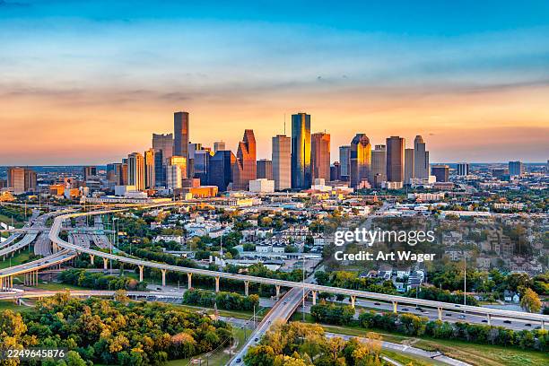 houston skyline at dusk - texas bildbanksfoton och bilder