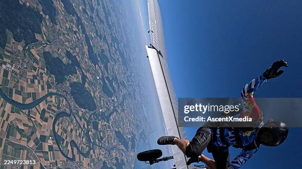 piloto en caída libre salta del avión en pleno vuelo - regocijo fotografías e imágenes de stock