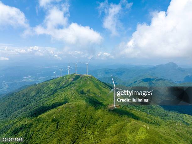 wind turbines on the hillside - structure actionnée par le vent photos et images de collection