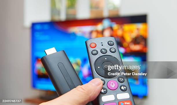 streaming fire tv stick and remote - serviço de distribuição digital contínua - fotografias e filmes do acervo