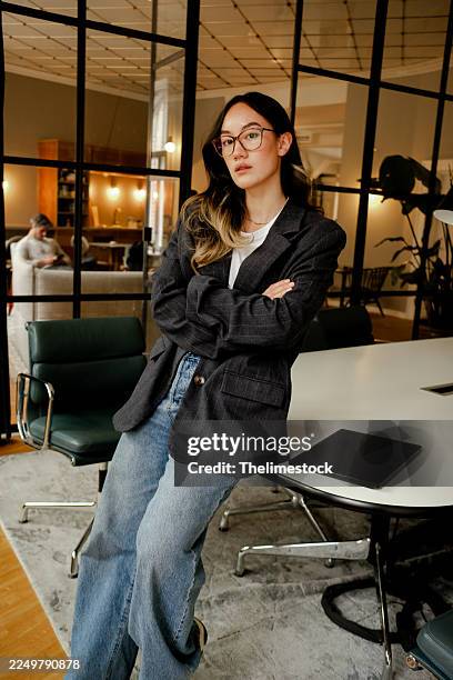 femme d’affaires asiatique travaillant sur un ordinateur portable dans un bureau moderne – startup et mode de vie technologique - industrie de la mode photos et images de collection