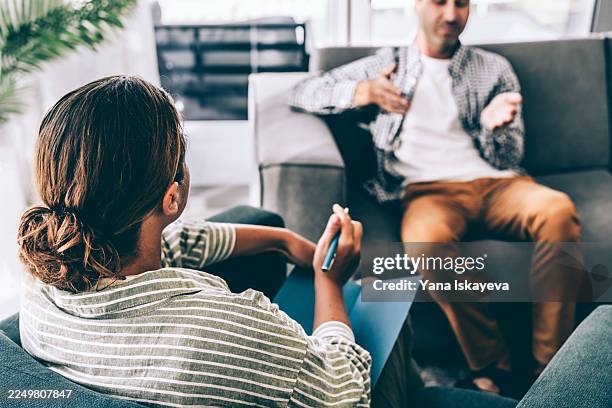 modern psychotherapy session focused on men’s mental health and emotional support - toxisch soziales konzept stock-fotos und bilder