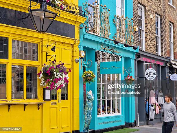 boutiques colorées à notting hill, londres - notting hill photos et images de collection