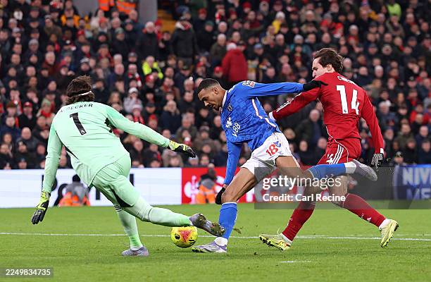 Wilson Isidor of Sunderland misses a chnace whilst under pressure from Alisson Becker and Federico Chiesa of Liverpool during the Premier League...