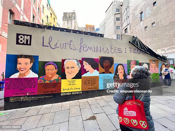 mural feminista de la calle barcelona 8m en honor a mujeres pioneras - igualdad de género fotografías e imágenes de stock