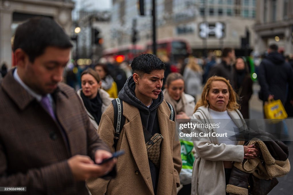 British Retailers Face Mixed Outlook Amid Festive Season Sales